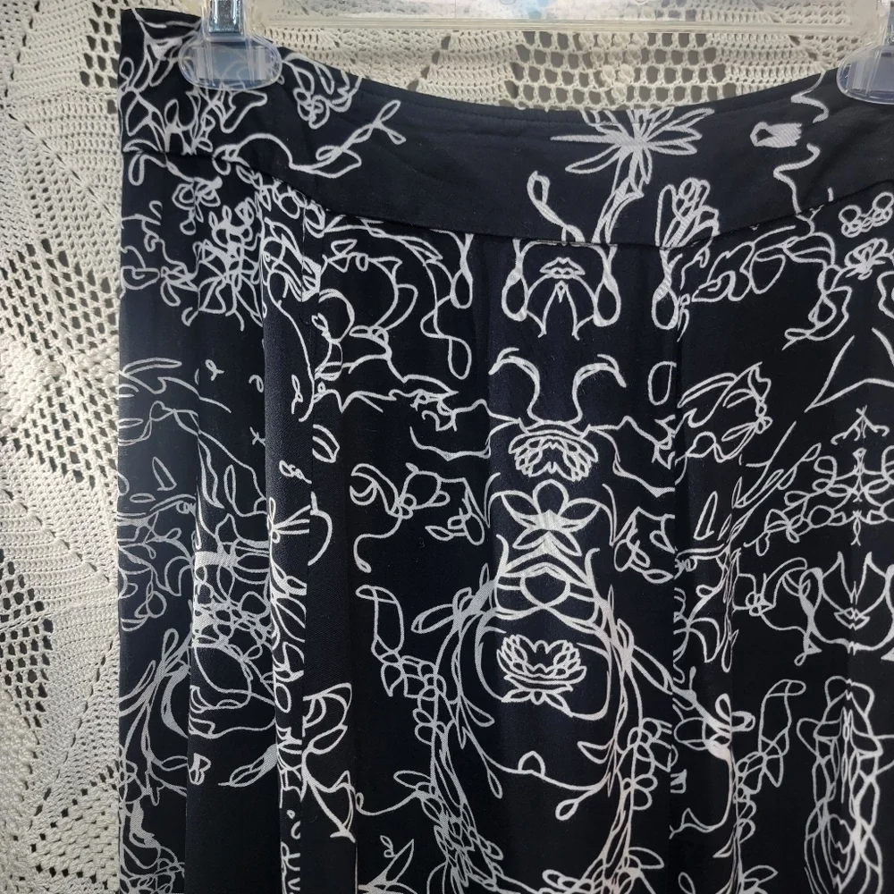 Soft surroundings size medium petite maxi skirt. 100% viscose. Black & White